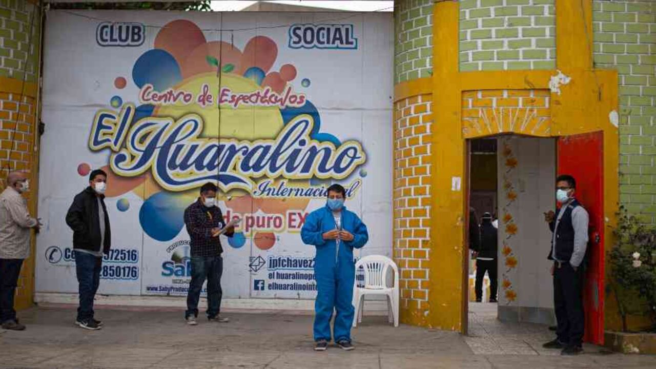 En la barra donde se vendían vasos de cervezas ahora funciona el centro de llamados telefónicos que agenda las visitas y responde consultas de la gente.