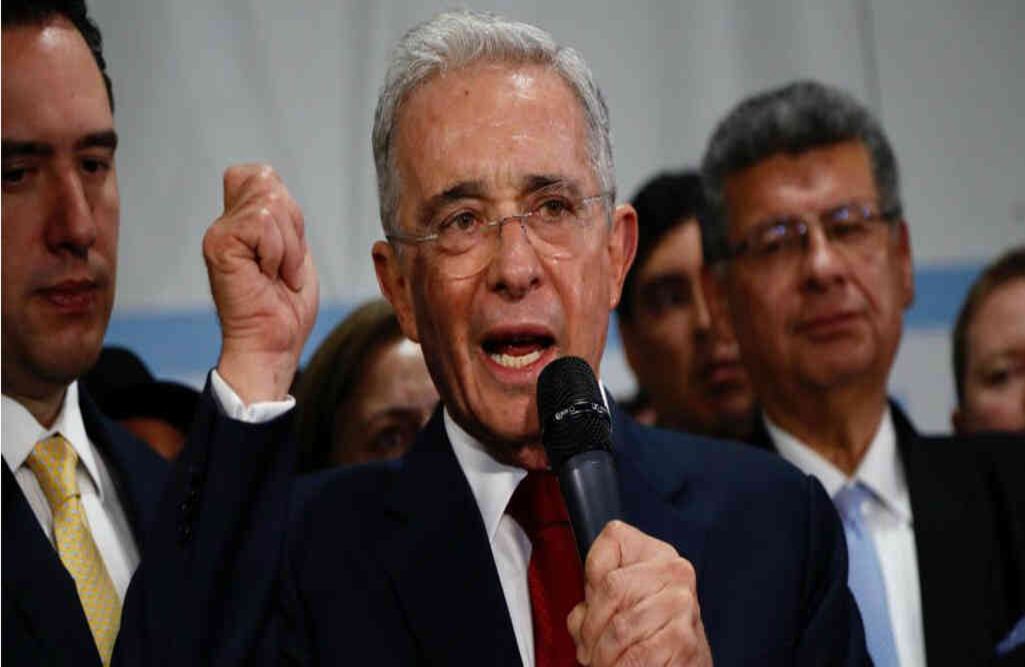 “A lo largo de mi vida, a esta juventud que está en el partido nunca la he inducido a un delito y a una mentira. A mí me duele que le hicieron a Álvaro Hernán Prada. Lo único que lo hizo fue de buena fe… La buena noticia, y eso me da un descanso, es que esta tarde lo llamaron de la Corte a decirle que aplazaban la indagatoria. Ojalá la revoquen”.