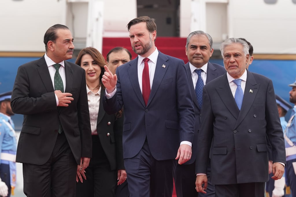 El vicepresidente de Estados Unidos, JD Vance (centro), camina junto al jefe de las Fuerzas Armadas y jefe del Estado Mayor del Ejército de Pakistán, el mariscal de campo Asim Munir (izquierda), y el viceprimer ministro y ministro de Asuntos Exteriores pakistaní, Mohammad Ishaq Dar, tras su llegada a Islamabad, Pakistán