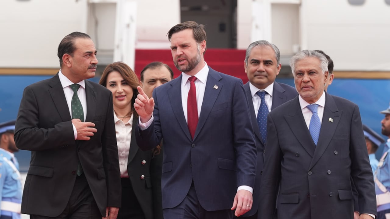 El vicepresidente de Estados Unidos, JD Vance (centro), camina junto al jefe de las Fuerzas Armadas y jefe del Estado Mayor del Ejército de Pakistán, el mariscal de campo Asim Munir (izquierda), y el viceprimer ministro y ministro de Asuntos Exteriores pakistaní, Mohammad Ishaq Dar, tras su llegada a Islamabad, Pakistán