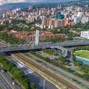 Una vista aérea del puente emblemático de la ciudad de Medellín llamado 4 Sur o (4th South) que conecta los lados occidental y oriental de la ciudad sobre el río Medellín.