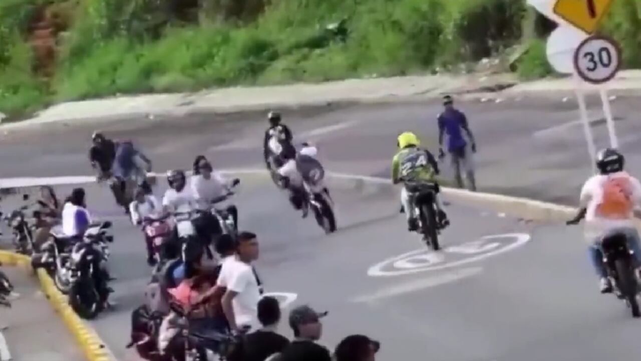 Vecinos de la comuna 18 de Cali denunciaron los piques ilegales que se han presentado en la avenida circunvalar.