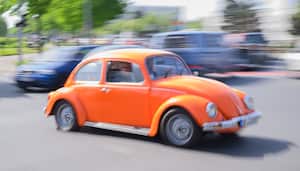 El Volkswagen Escarabajo es un mítico modelo alemán creado para las clases populares; está incrustado en la historia de diferentes países que lo adoptaron como propio.