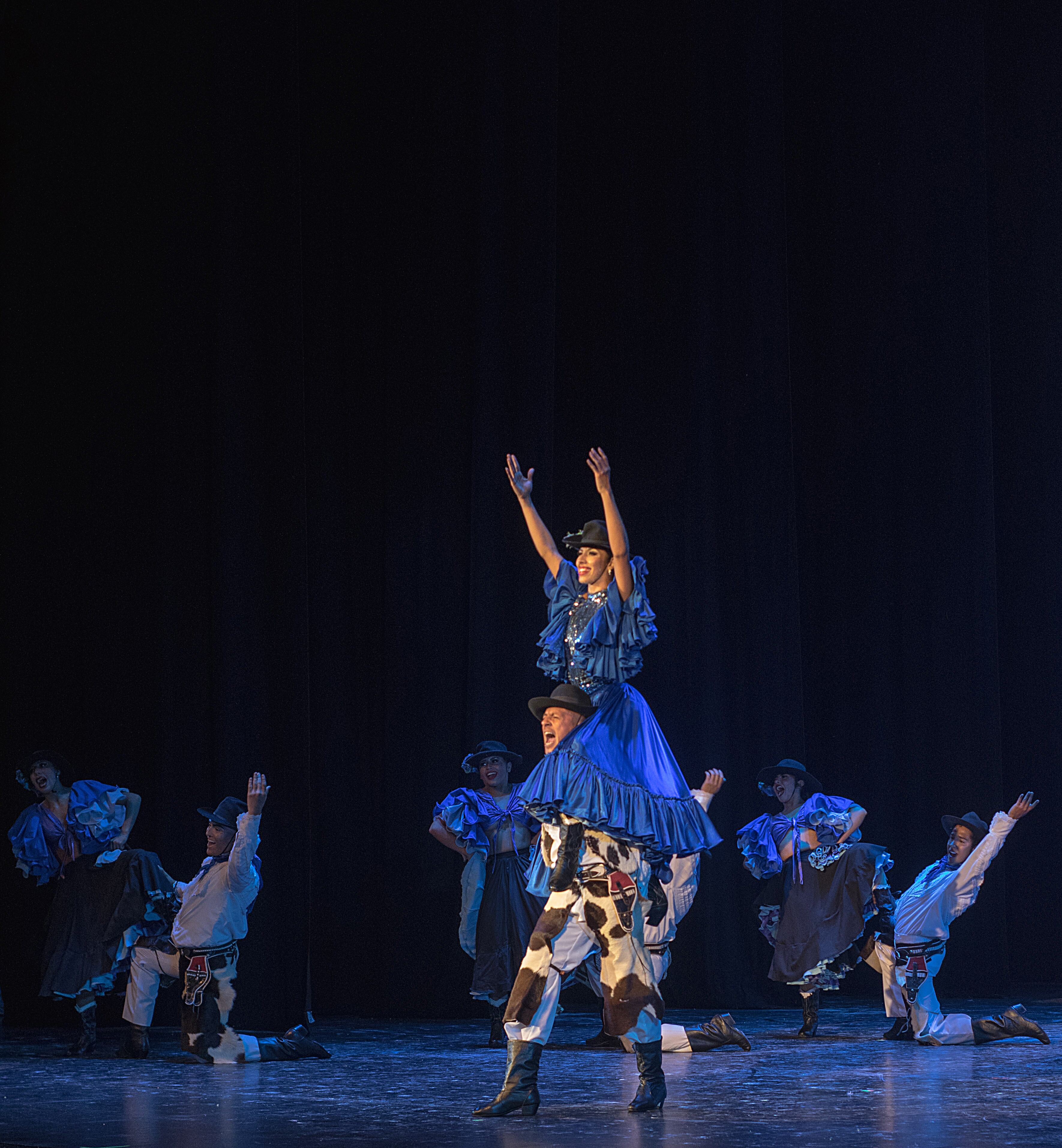 La puesta en escena incluye una muestra de 14 ritmos tradicionales de Colombia.