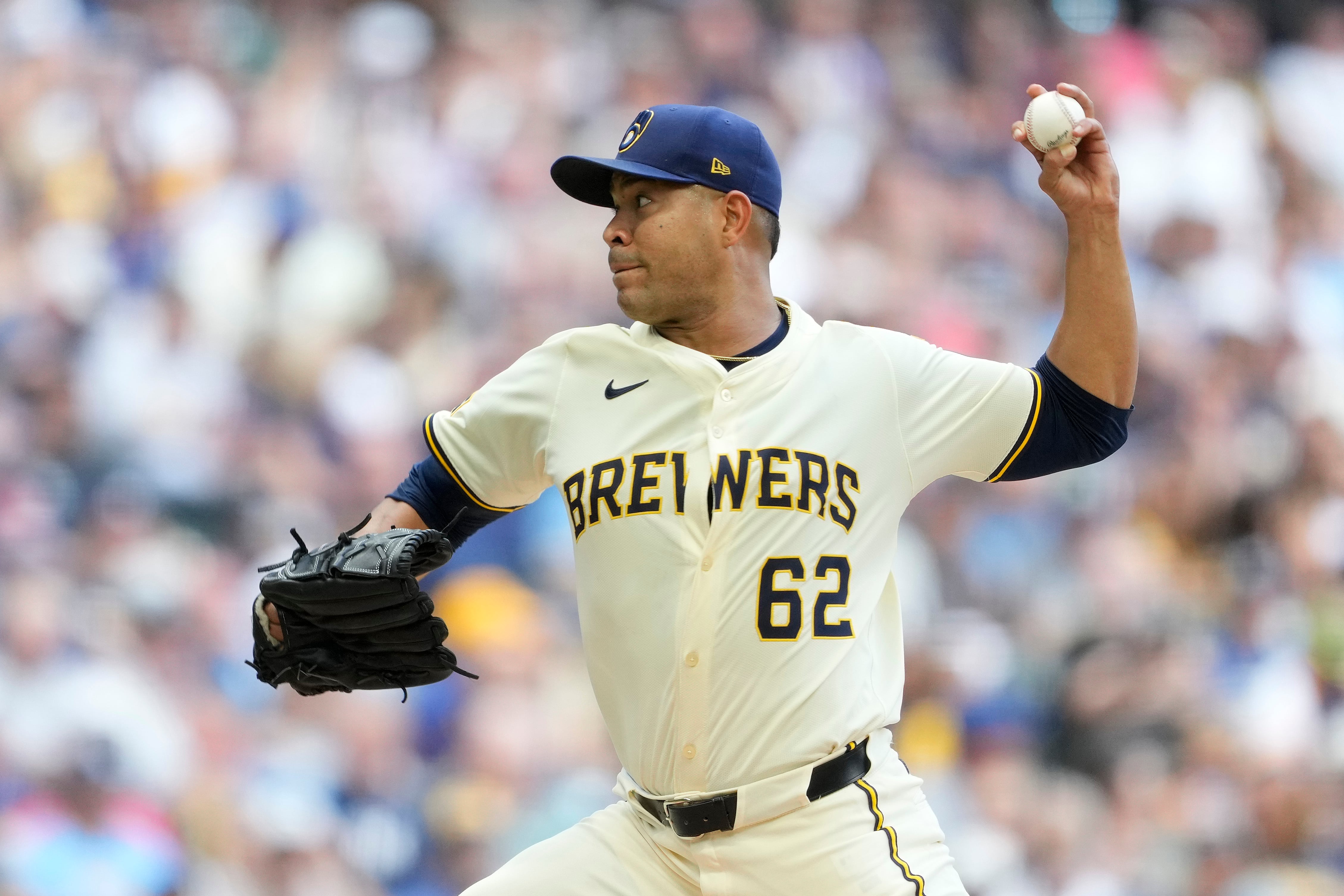 MILWAUKEE, WISCONSIN - AUGUST 28: Jose Quintana #62 of the Milwaukee Brewers pitches against the Arizona Diamondbacks in the second inning at American Family Field on August 28, 2025 in Milwaukee, Wisconsin. (Photo by Patrick McDermott/Getty Images)