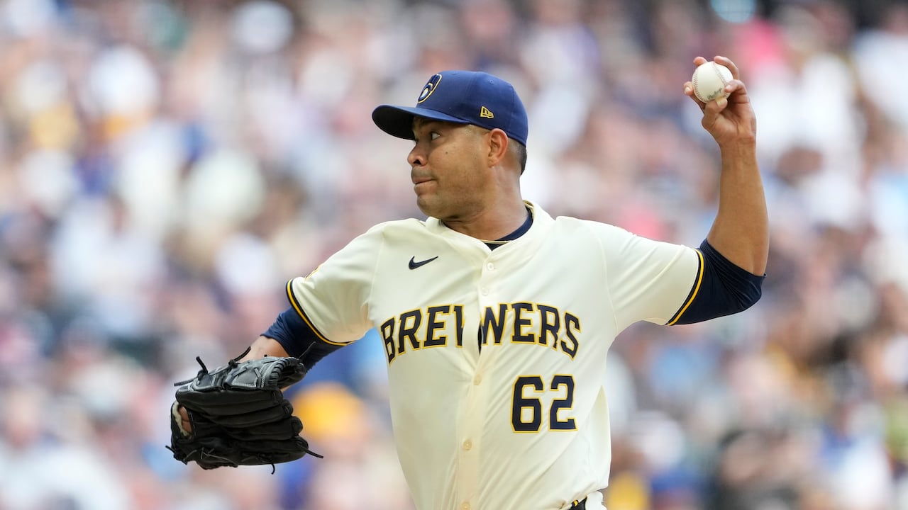 MILWAUKEE, WISCONSIN - AUGUST 28: Jose Quintana #62 of the Milwaukee Brewers pitches against the Arizona Diamondbacks in the second inning at American Family Field on August 28, 2025 in Milwaukee, Wisconsin. (Photo by Patrick McDermott/Getty Images)