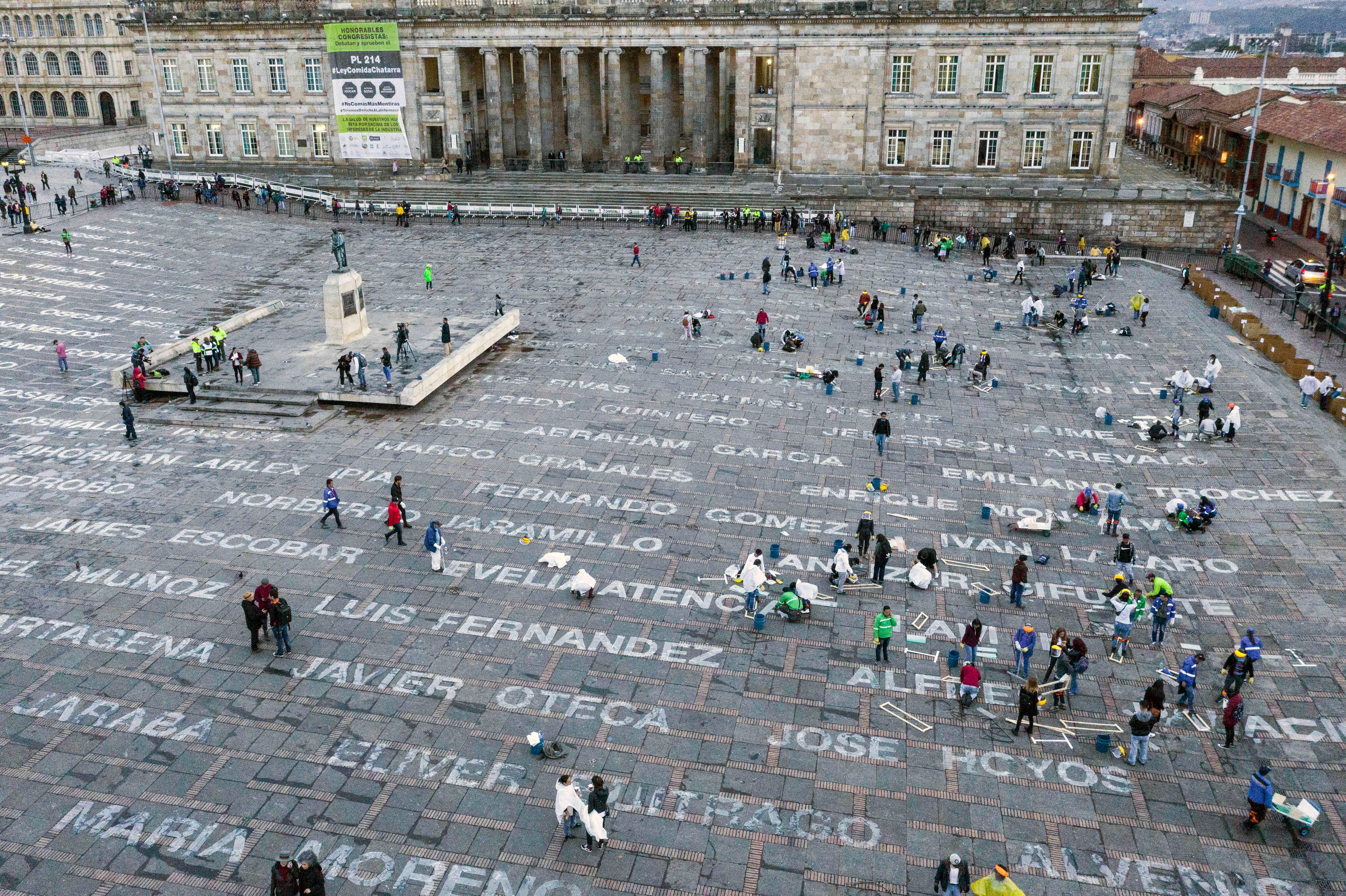 La exposición permanecerá por varios días en la Plaza de Bolívar a la espera de que los visitantes tomen conciencia de que los muertos en Colombia, por ejercer algún tipo de liderazgo, tienen nombre y no son un simple número dentro de las estadísticas. Foto: Diana Rey Melo