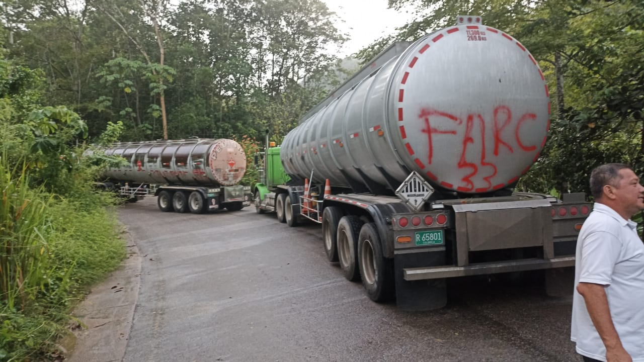 Incomunicada la zona del Catatumbo con Cúcuta, por dos vehículos con posibles explosivos.