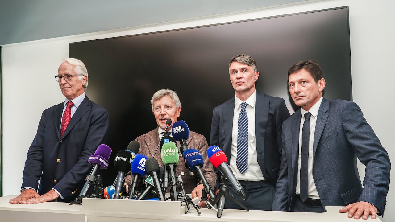 Paolo Maldini y directivos de Italia el día que fue presentado como director técnico.