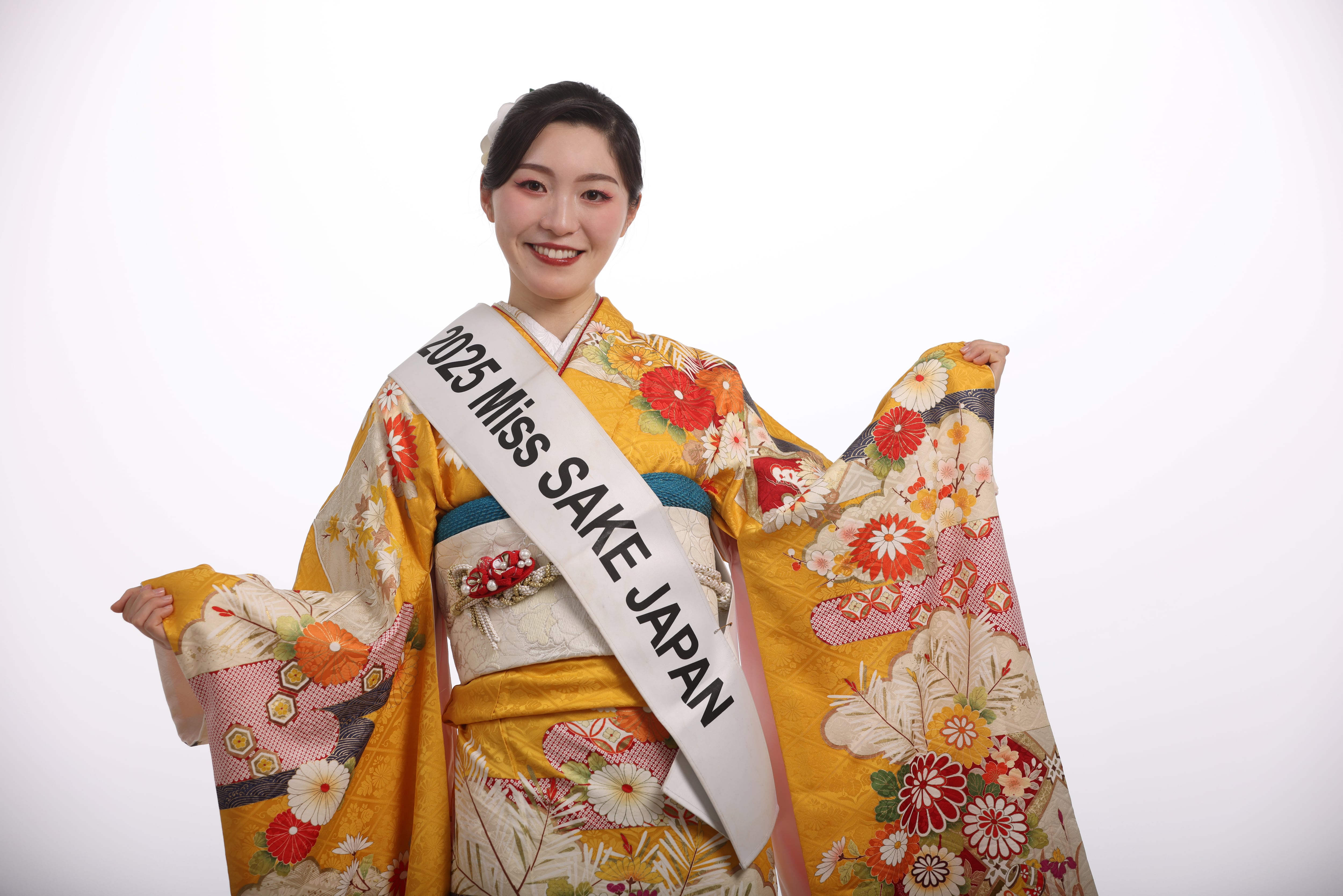 Chisato Tateno, Miss Sake 2025, y Mika Onishi, directora representante de Miss Sake Association, visitaron Colombia.