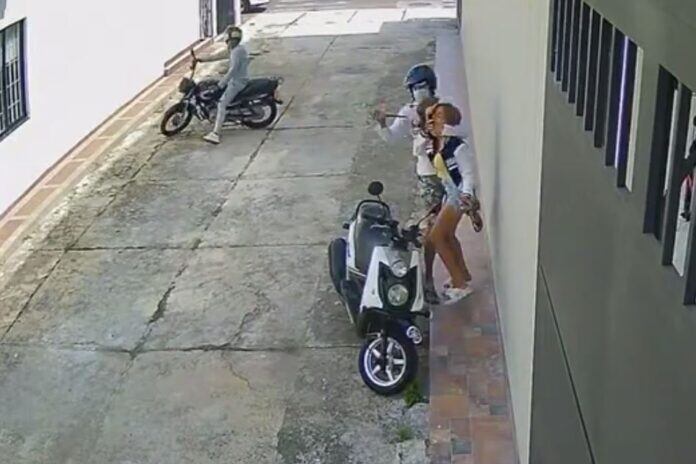 El delincuente intimidó a la joven con un cuchillo.