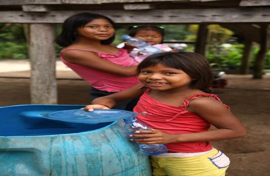 A las afueras de cada maloka hay un tanque de agua que los indígenas tienen almacenada para sus necesidades básicas. 