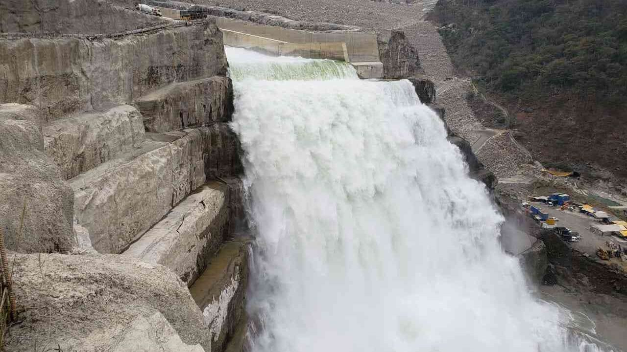 Desde el viernes pasado, el embalse de Hidroituango llegó al nivel de vertedero, por lo que el río Cauca está recuperando caudal.