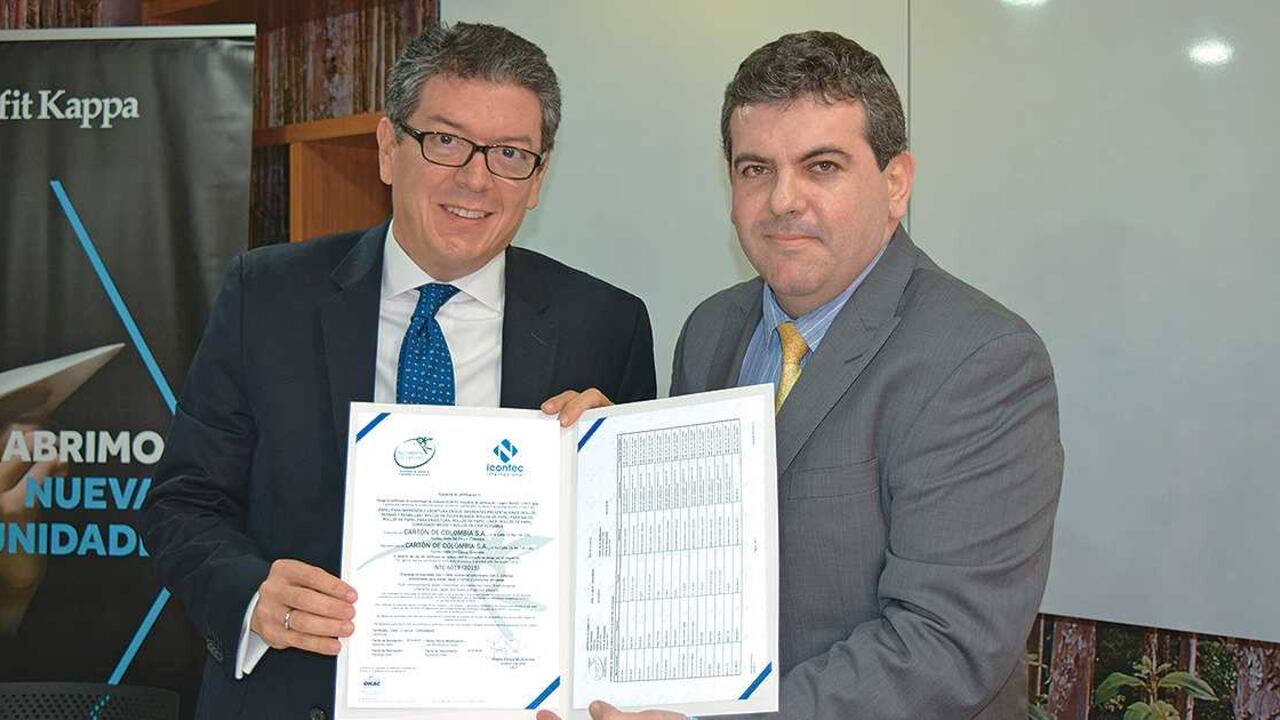 Álvaro José Henao Ramos, presidente de Smurfit Kappa en Colombia, y Juan Felipe Mora, director Regional Suroccidente en Icontec.