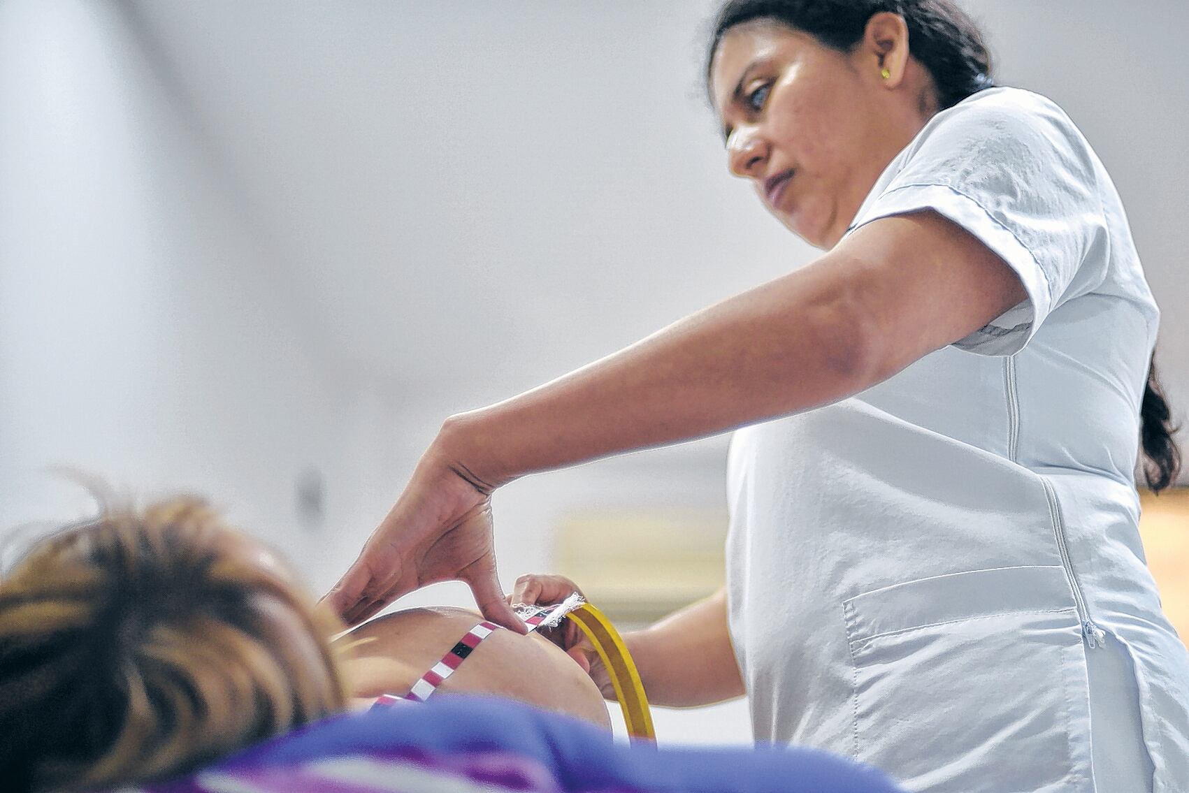 Por cada paciente, la examinadora táctil, Yamile Guzmán, utiliza cinco cintas de orientación que le ayudan a marcar las partes del seno que va palpando. Hasta julio se habían reportado 379 casos de cáncer de mama en Cali, según Salud.