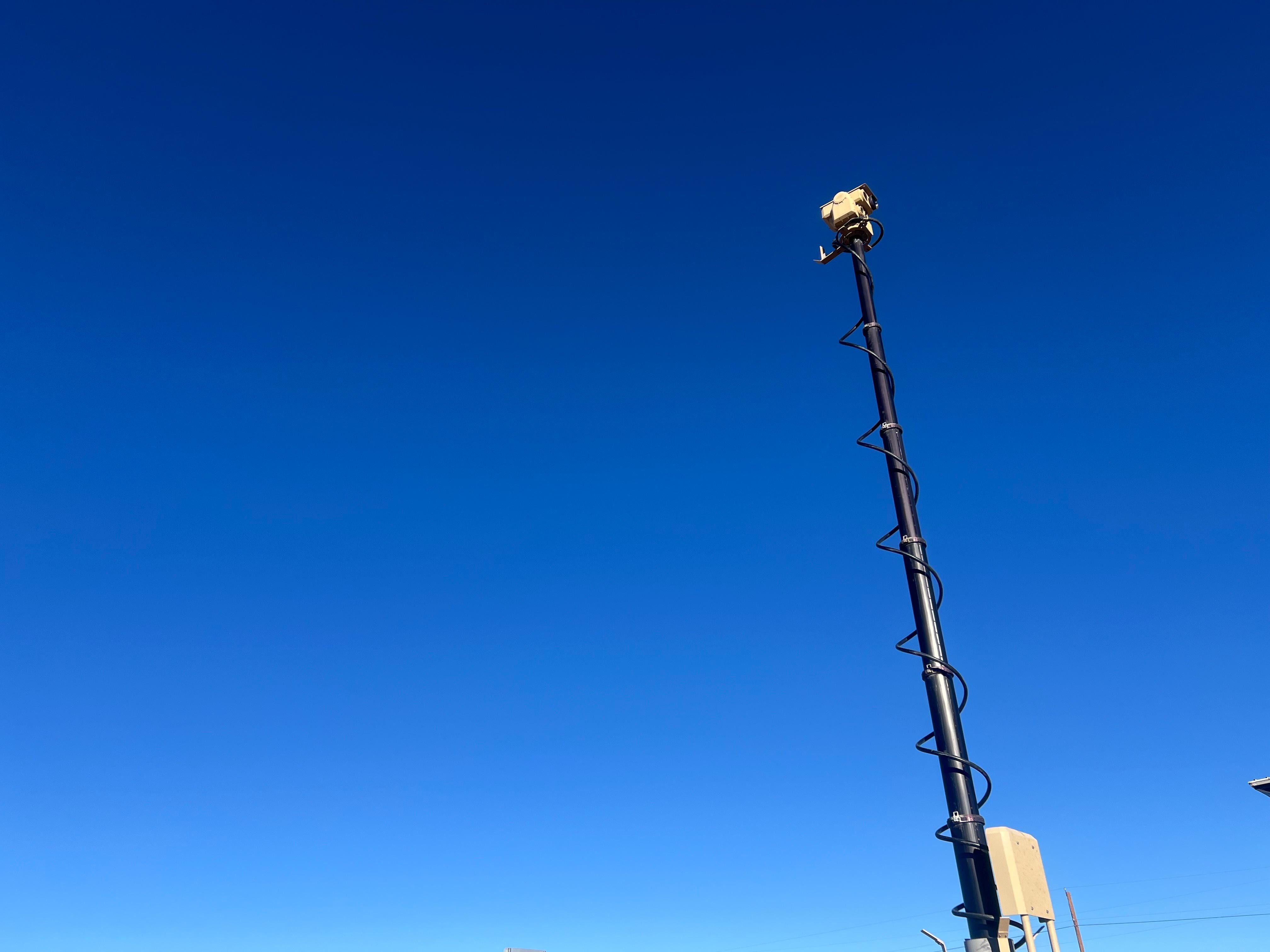 La Patrulla Fronteriza de Estados Unidos monitorea la frontera sur, en su límite con México, con cámaras que detectan el movimiento de migrantes por la zona limítrofe.