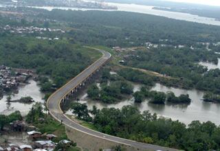 A los 10,5 kilómetros de la vía interna-alterna que desviará el tráfico de carga para llegar a Buenaventura sólo le faltan estos 300 metros para ser habilitada. Pero por un problema de algunos pocos predios, la obra no avanza. El retraso total ya completa dos años
