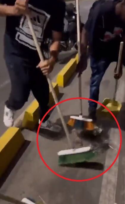 Motociclistas aseando la avenida circunvalar.