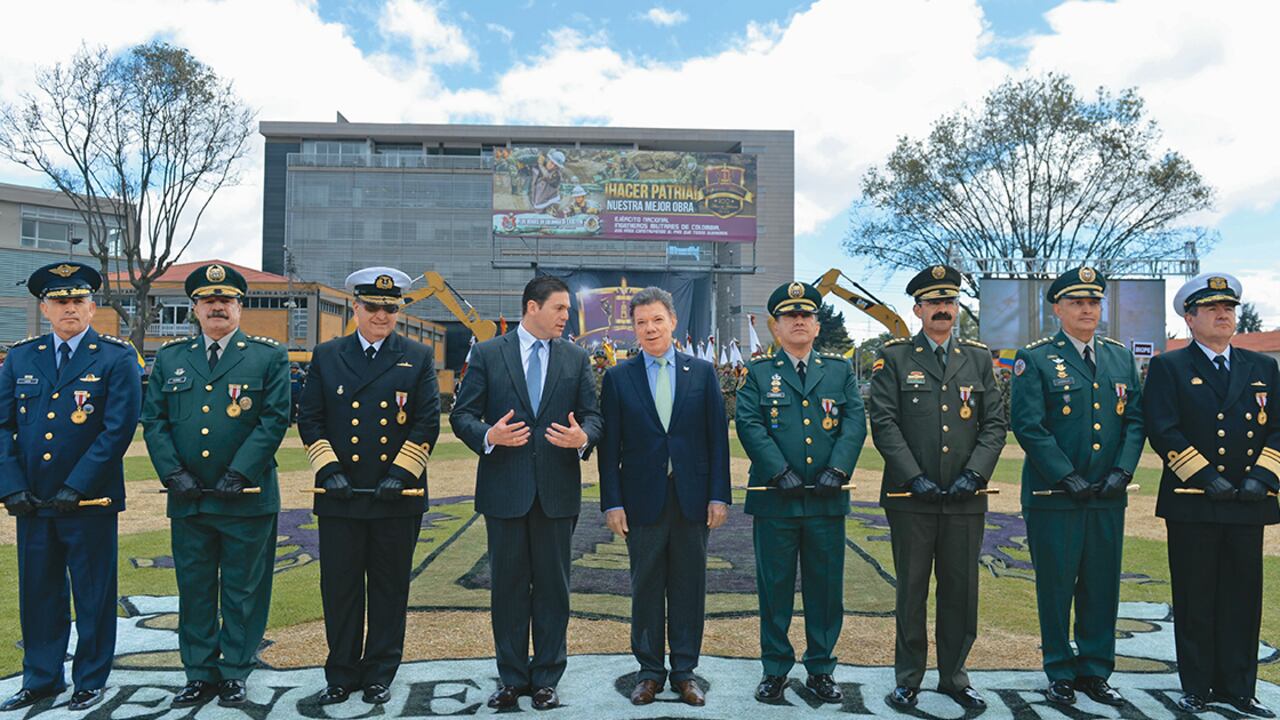 El estado de ánimo de los militares se ha convertido en la última controversia política. La cúpula de las Fuerzas Armadas pidió que no se les involucre en el debate partidista. Aquí el presidente Juan Manuel Santos y el ministro de Defensa Juan Carlos Pinzón con los comandantes, el día en que recibieron el mando.