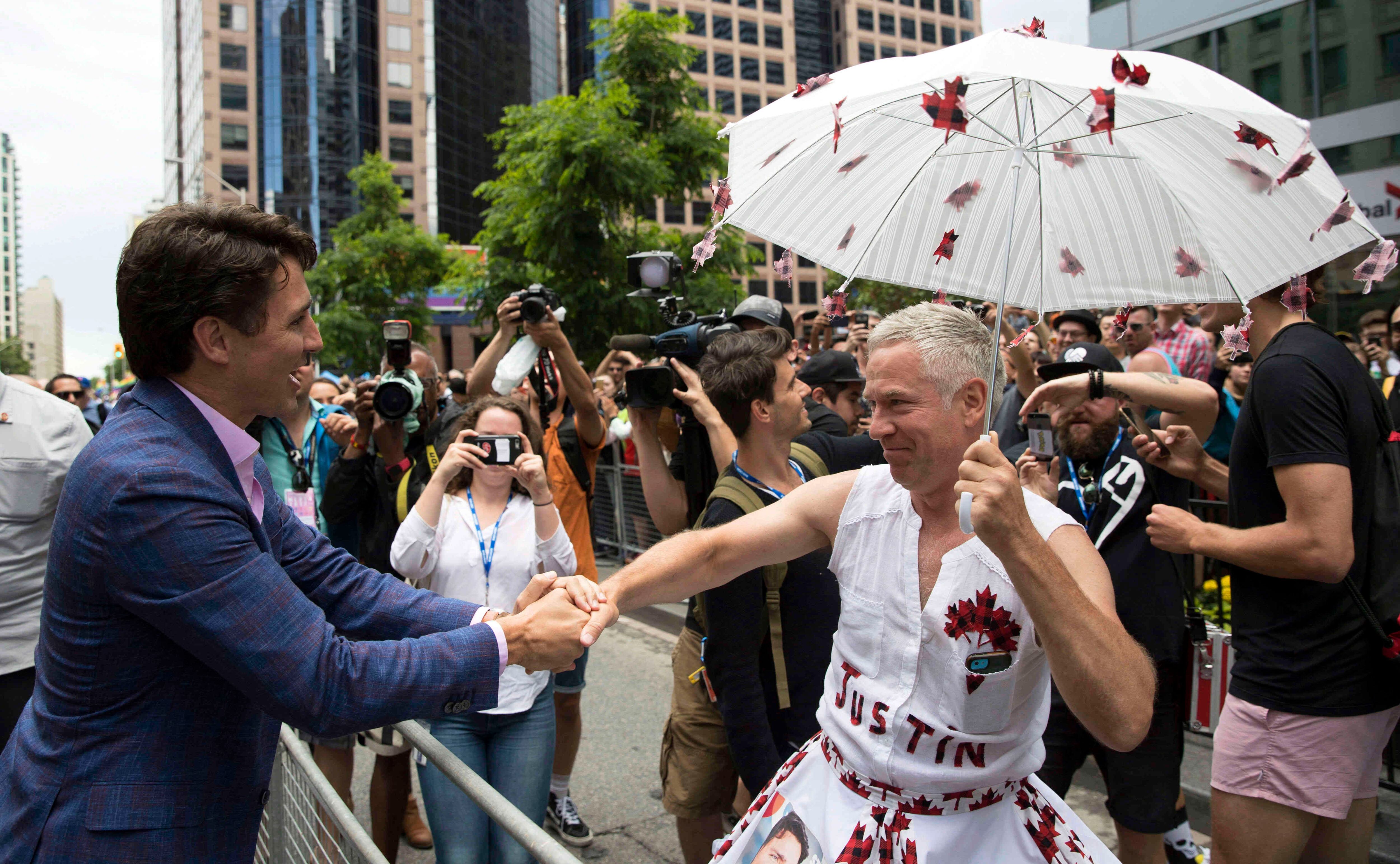 El vestido de este hombre que incluía la foto y el nombre de Trudeau llamó su atención de los asistentes. 