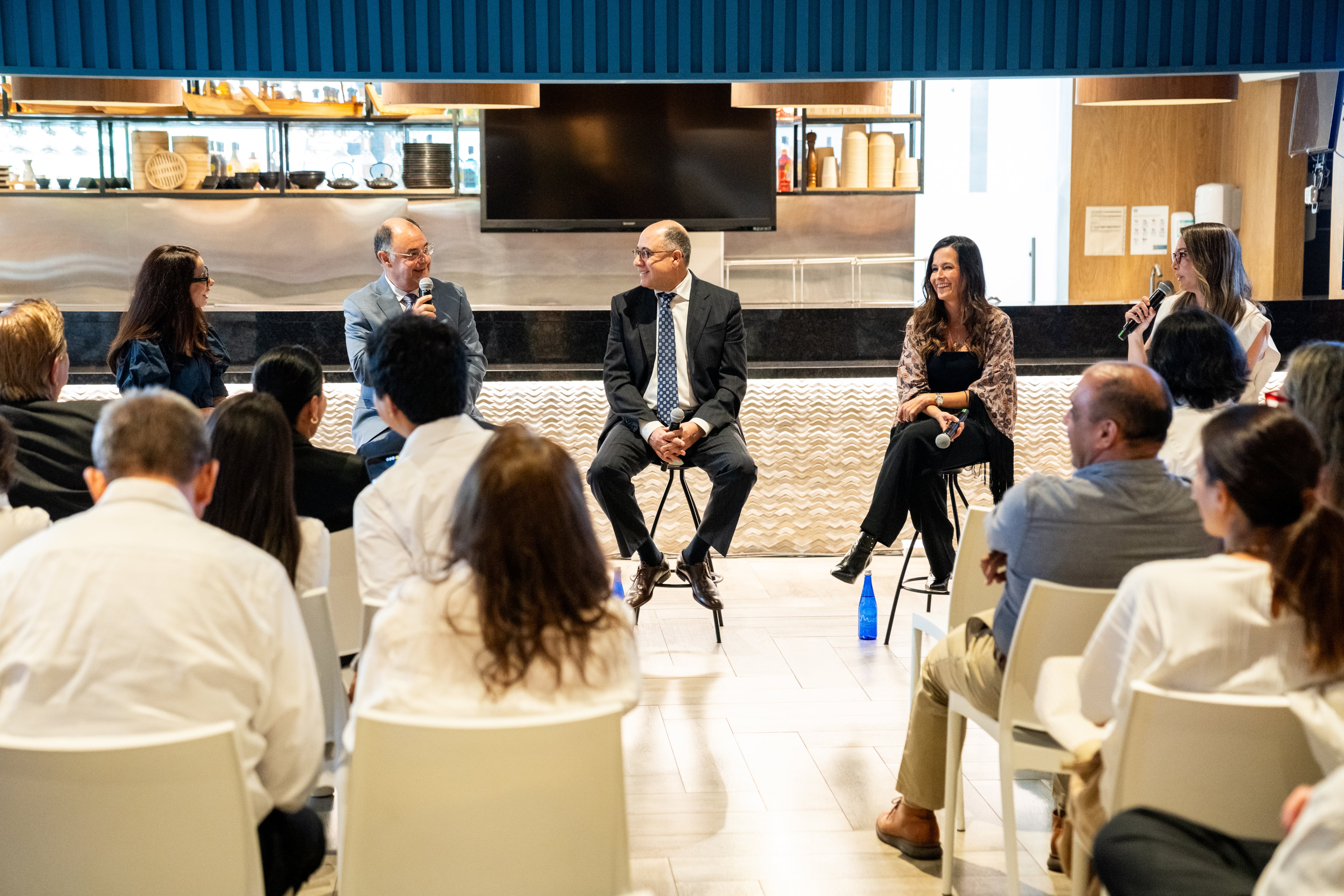 Valery Sanclemente, gerente de inversión para el sector servicio Invest Pacific; Luis Toro, presidente y gerente general de Grupo Suites S.A.S.; Isaac Roitman, Portus Palmira; Natalia Nossa Jaramillo, directora de operaciones de Portus Global; durante el panel 'El Valle en Movimiento: Conectividad, desarrollo y hospitalidad en una región que crece'.