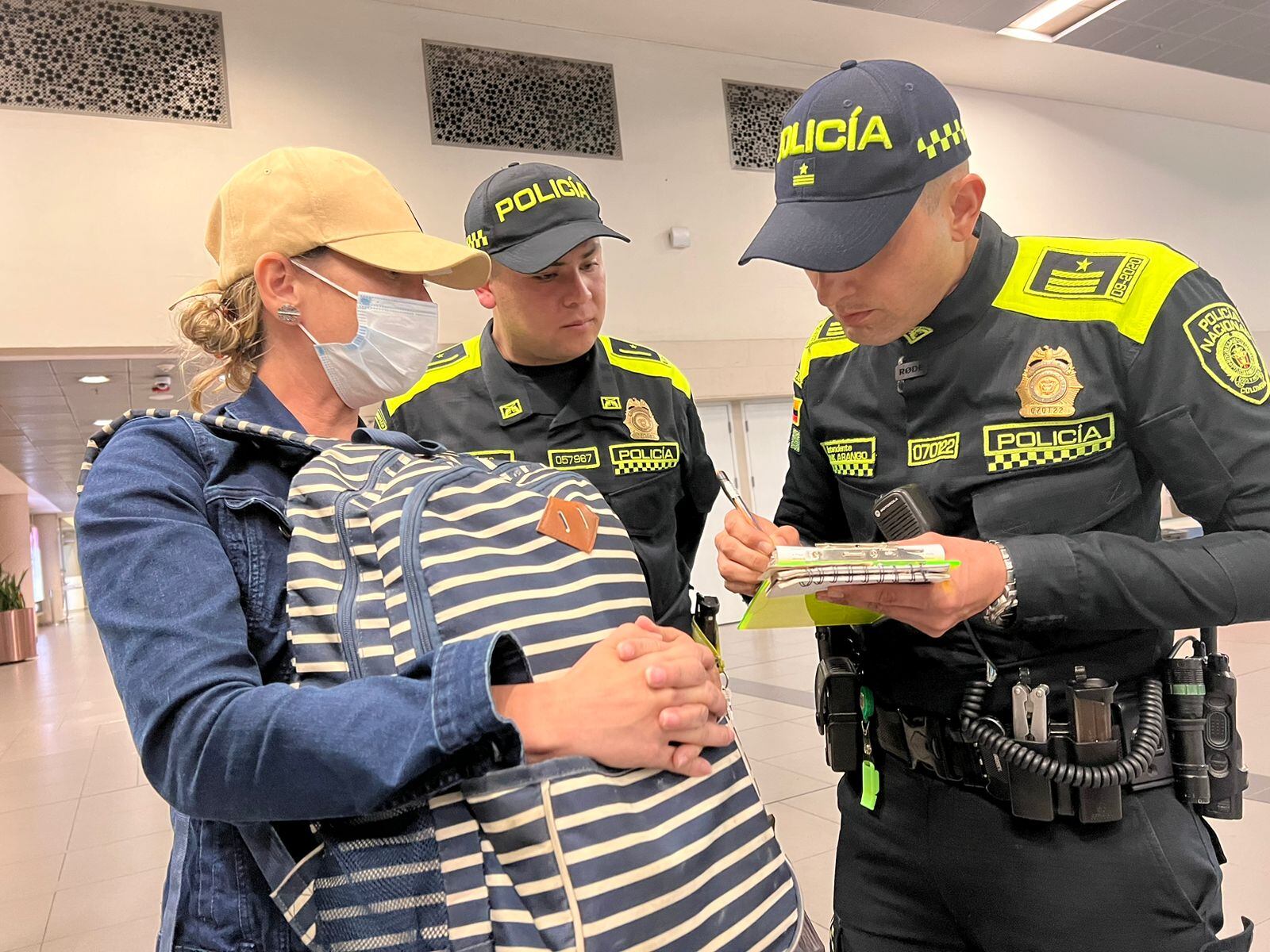 Ponen comparendo a mujer por insultar a policías