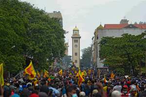 Protestors demanding the resignation of Sri Lanka's President Gotabaya Rajapaksa gather inside the compound of Sri Lanka's Presidential Palace in Colombo on July 9, 2022. - Sri Lanka's beleaguered President Gotabaya Rajapaksa fled his official residence in Colombo, a top defence source told AFP, before protesters gathered to demand his resignation stormed the compound. (Photo by AFP)