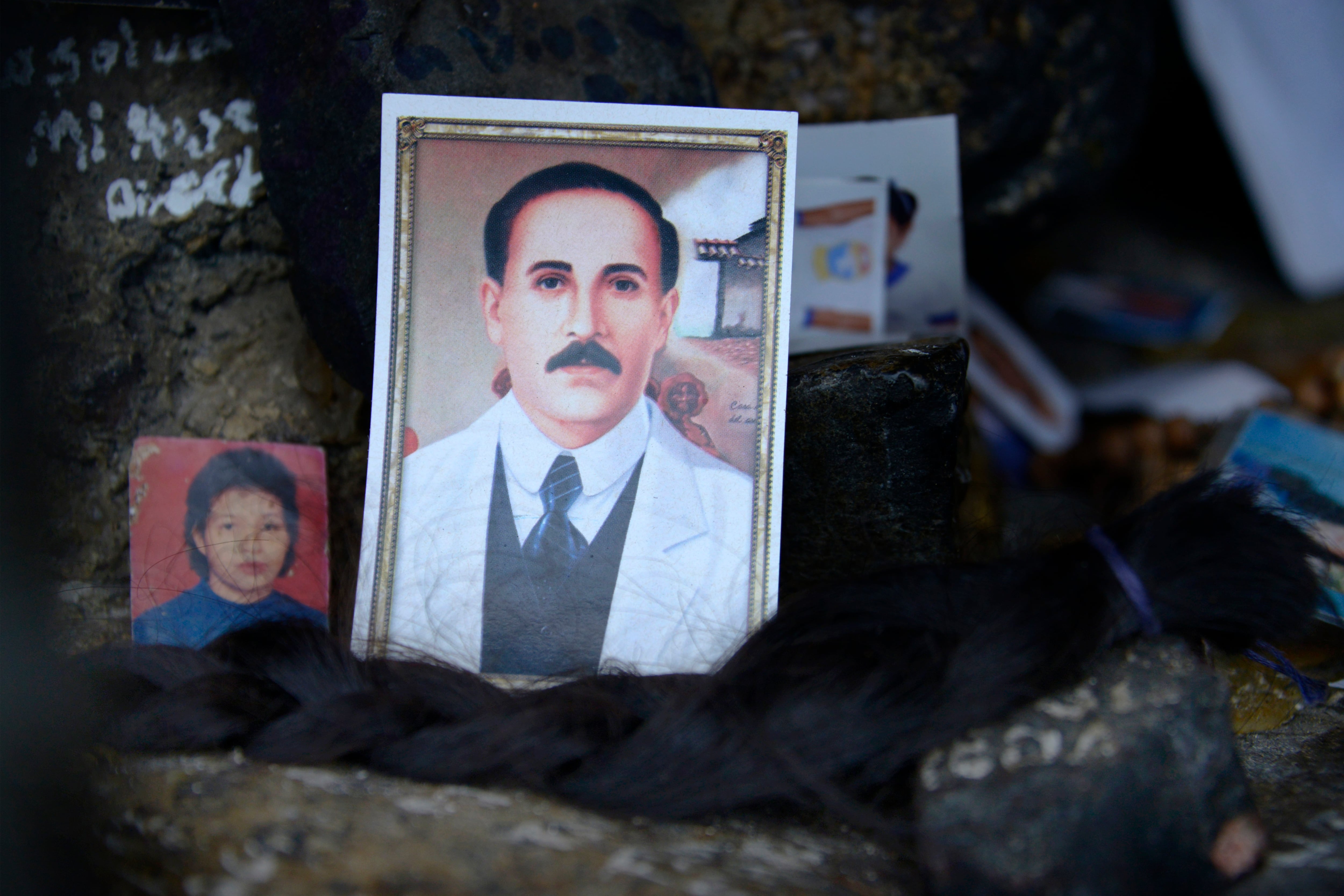 Imagen del Dr. José Gregorio Henrnadez colocada en uno de los múltiples altares del santuario ubicado en Isnotu, Venezuela el 25 de febrero de 2016.