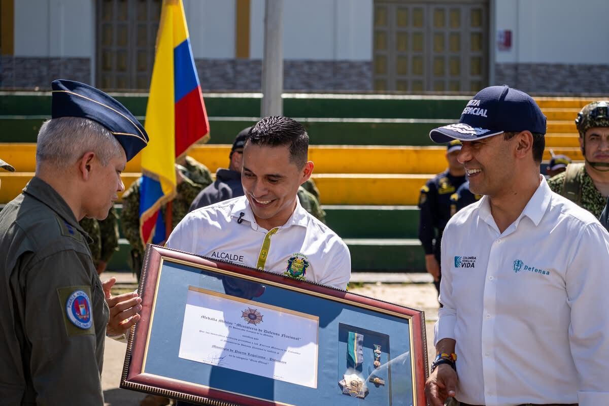 Pedro Sánchez le entregó al municipio de Puerto Leguízamo, en cabeza de su alcalde Luis Emilio Bustos, la medalla Servicios Distinguidos del Ministerio de Defensa.