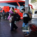 Reapertura del terminal de transportes de Bogotá espera despachar 14.000 pasajeros en 1.200 buses con el treinta por ciento de capacidad que tiene la central debido a que los protocolos de bioseguridad del Ministerio de Salud exigen que haya una distancia de un metro entre los usuarios, es decir, una silla de por medio entre cada quien
Bogota septiembre 1 del 2020
Foto Guillermo Torres Reina / Semana