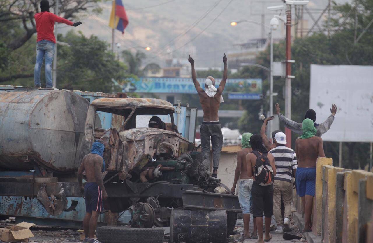 Algunos jóvenes permanecen en el puente y retan a quienes custodian la frontera del lado venezolano.Foto: Diana Rey Melo SEMANA