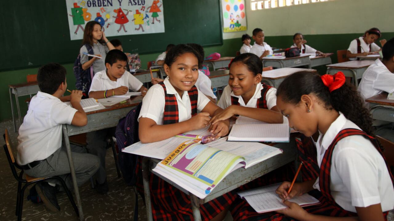 Las llamadas habilidades para la vida (o competencias socioemocionales) no solo aportan a que los estudiantes socialicen y se relacionen con el mundo, sino que, en efecto, contribuyen a estudiantes más competentes para trazar metas y ser exitosos. Foto de Escuela Nueva.