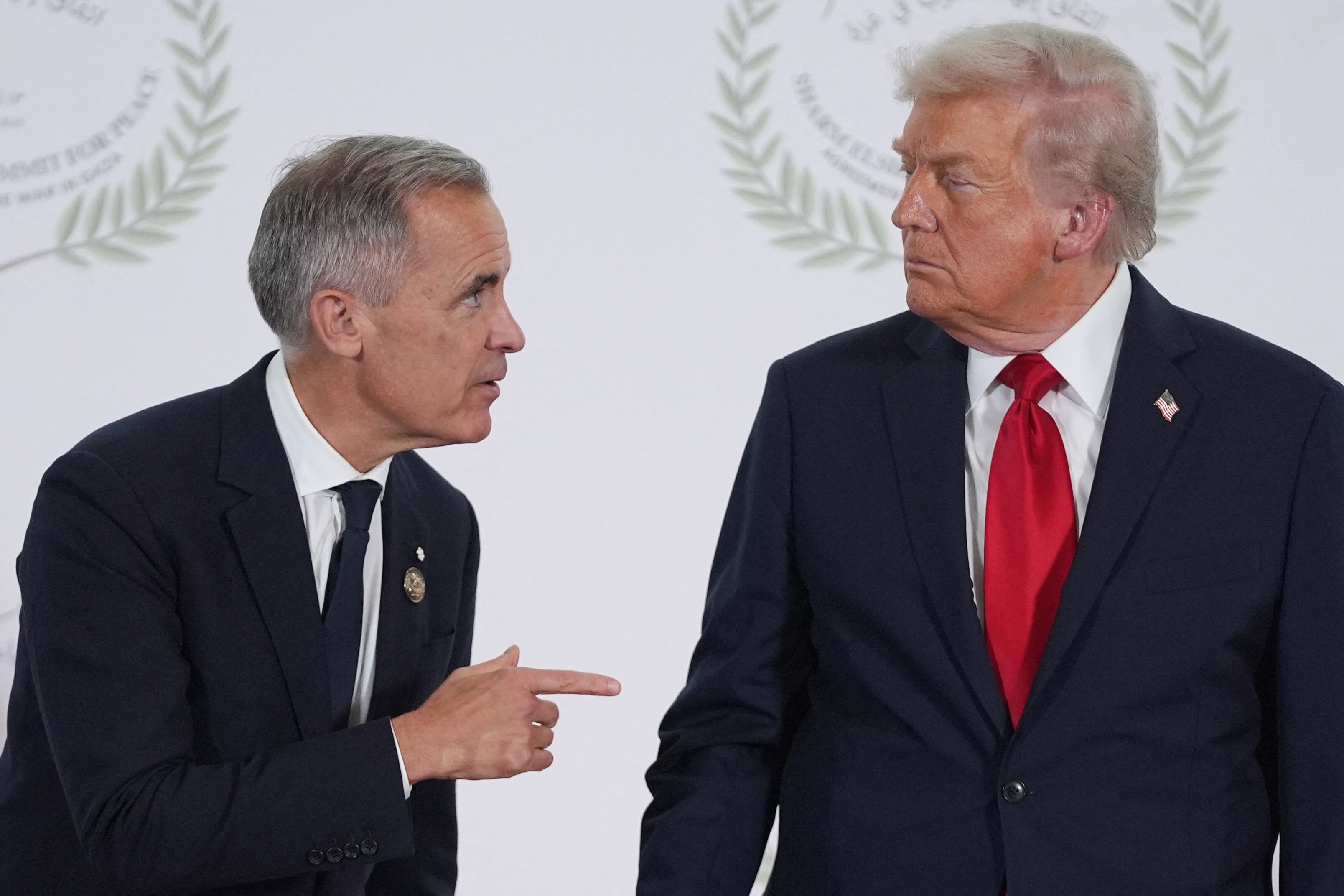 El presidente Donald Trump  y el primer Ministro de Canadá, Mark Carney. El gobierno norteamericano rompió negociaciones comerciales. (Photo by Evan Vucci / POOL / AFP)