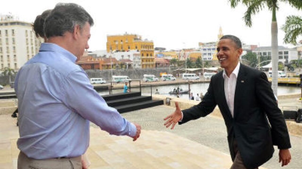 El presidente, Juan Manuel Santos (i), recibiendo al presidente de los EE.UU., Barack Obama (d) en Cartagena (Colombia,) durante la ceremonia inaugural de la VI Cumbre de las Américas.