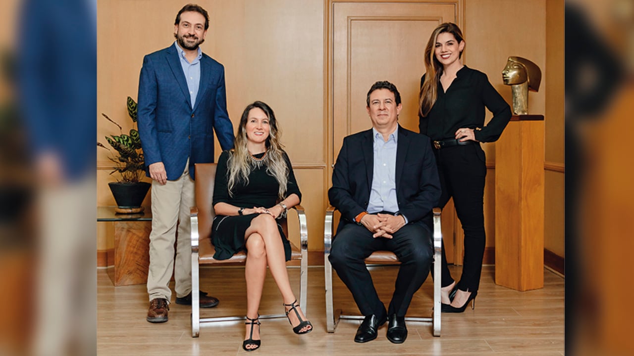 De izquierda a derecha, Jean Paul Nyfeler, director de Desarrollo Organizacional; Carolina Jaramillo, directora de la Fundación Unibán; Juan Luis Cardona, presidente; y María Camila Vélez, gerente comercial y de mercadeo.