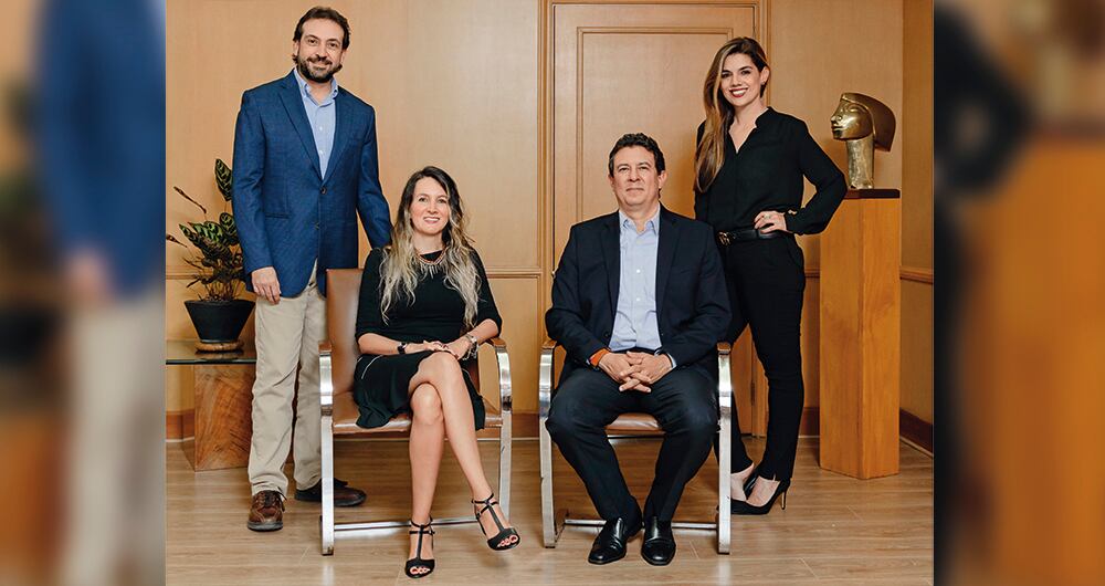 De izquierda a derecha, Jean Paul Nyfeler, director de Desarrollo Organizacional; Carolina Jaramillo, directora de la Fundación Unibán; Juan Luis Cardona, presidente; y María Camila Vélez, gerente comercial y de mercadeo.