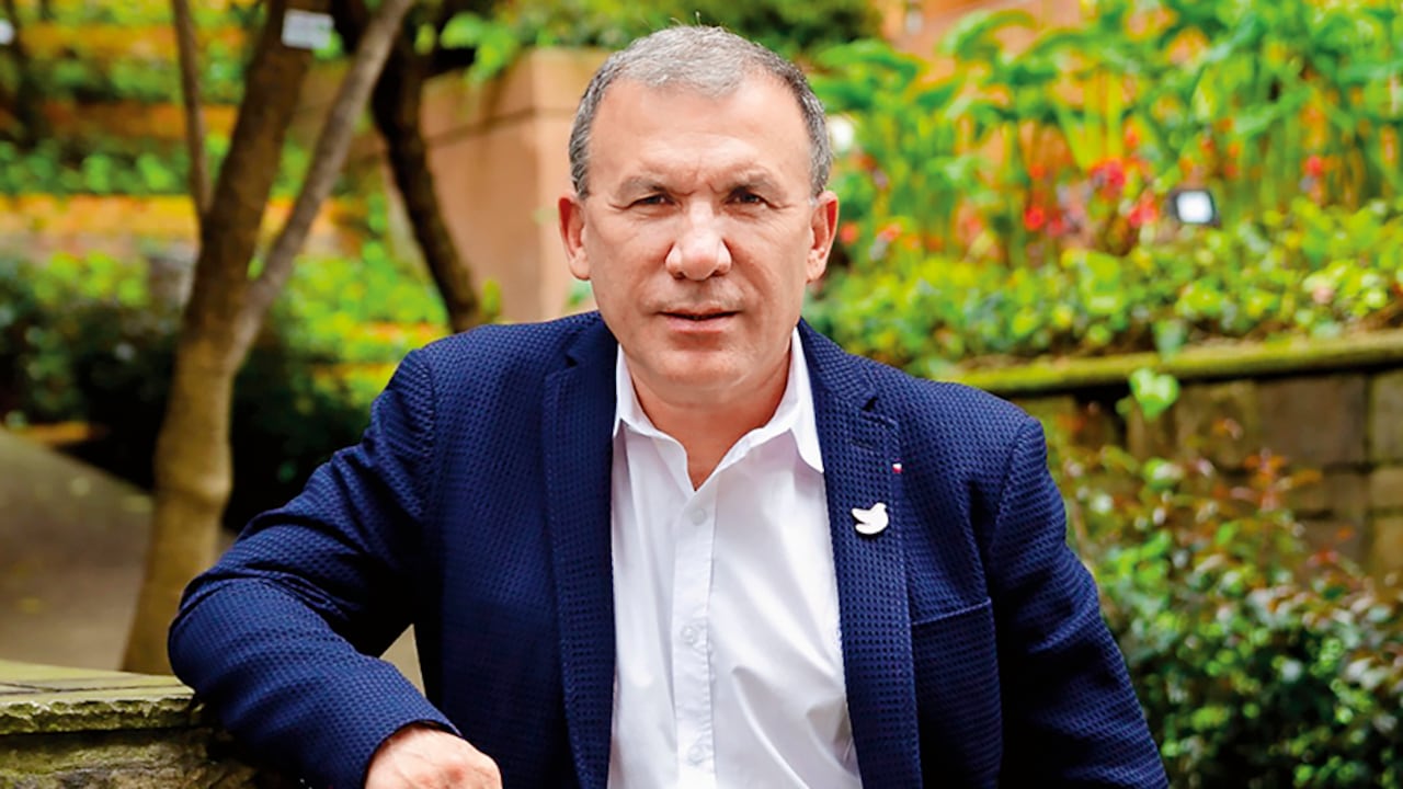 Roy Barreras carga entre pecho y espalda un pasado político camaleónico que lo llevó a nadar en las aguas del uribismo, posteriormente abrazó al santismo y ahora llegó al petrismo.
