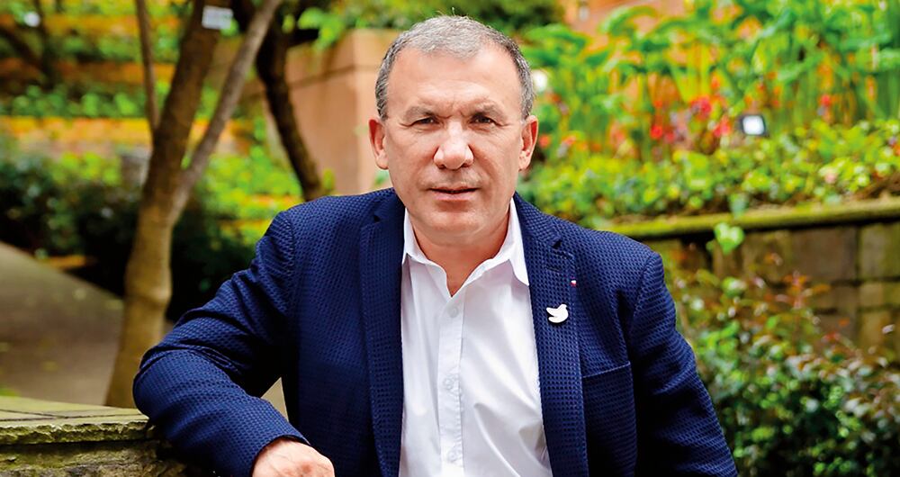  Roy Barreras carga entre pecho y espalda un pasado político camaleónico que lo llevó a nadar en las aguas del uribismo, posteriormente abrazó al santismo y ahora llegó al petrismo.  