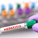 Tubo de ensayo que contiene la vacuna contra la hepatitis