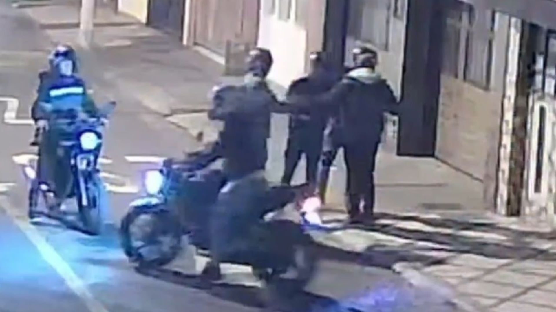 Ladrones, a bordo de motocicletas, tienen azotado el occidente de Bogotá; las autoridades investigan los hechos - Semana