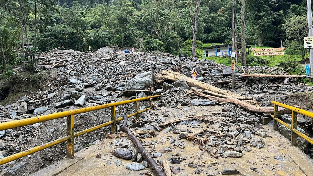 Situación crítica en El Cañón del Combeima: Lluvias torrenciales desatan desbordamientos y derrumbes masivos.