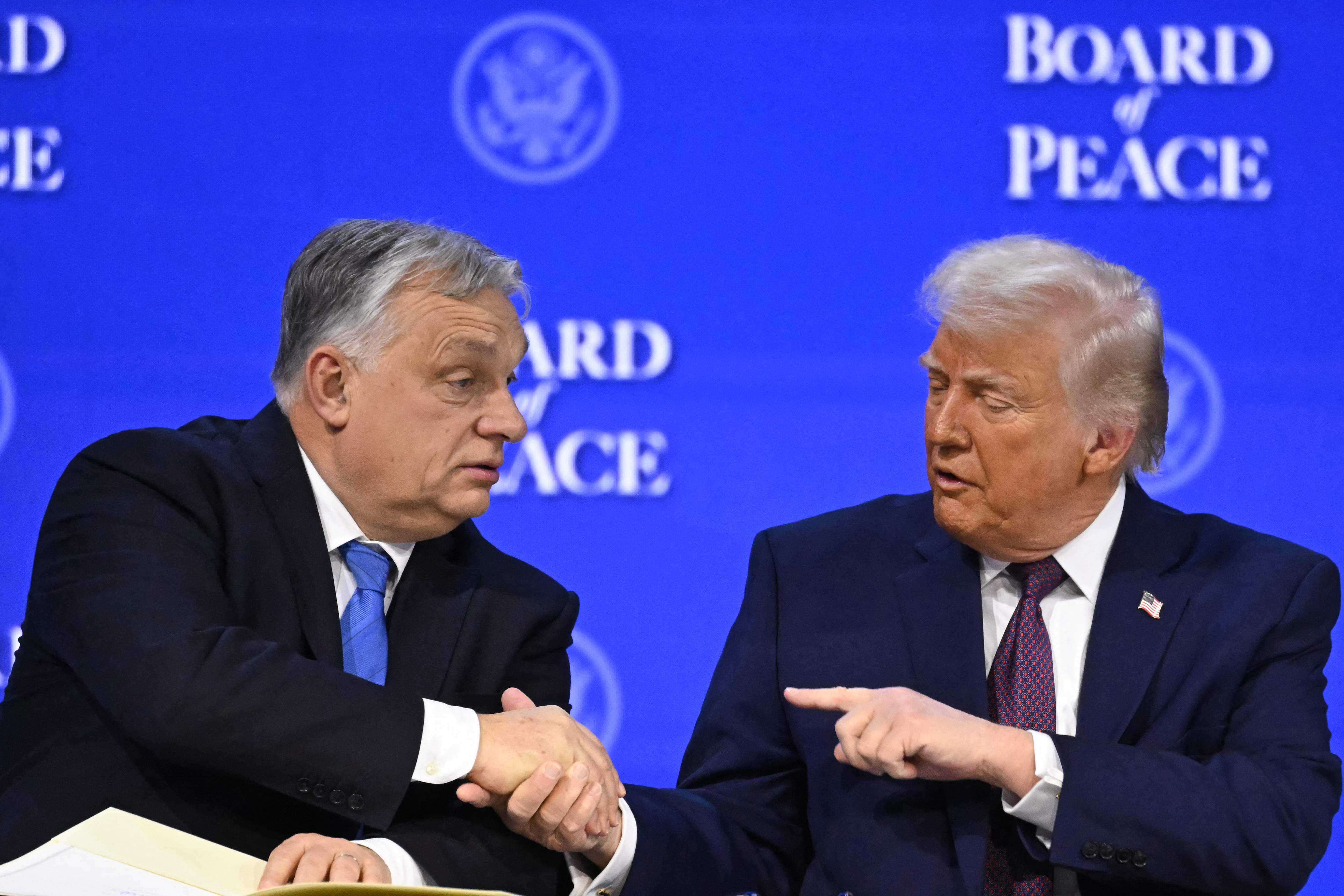 El primer ministro húngaro, Viktor Orban, estrecha la mano del presidente estadounidense Donald Trump en la reunión de la "Junta de la Paz".