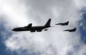 Avión Boeing 707 Zeus, seguido de dos aviones K-fir.