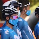 Team Movistar's Spanish rider Enric Mas (L) poses with teammates before the start of the 6th stage of the 2021 La Vuelta cycling tour of Spain, a 158.3 km race from Requena to Cullera, on August 19, 2021. (Photo by JOSE JORDAN / AFP)