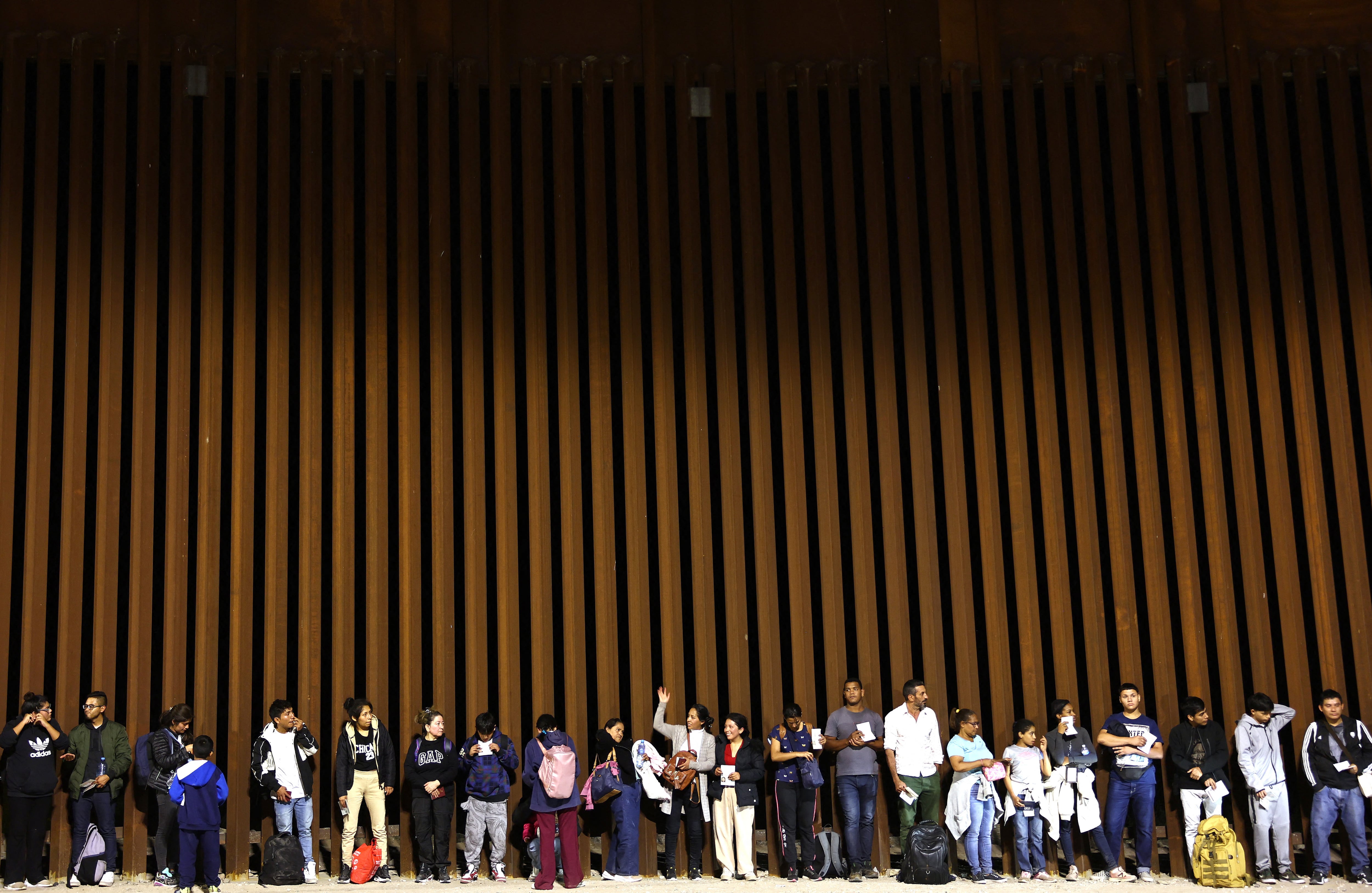 Los inmigrantes que buscan asilo en los Estados Unidos que fueron detenidos cuando expiró el Título 42 son procesados por agentes de la Patrulla Fronteriza de los Estados Unidos, después de cruzar a Arizona desde México, el 11 de mayo de 2023 en Yuma, Arizona.