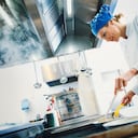 Las ollas tapadas sonservan mejor los ingredientes al cocinar los alimentos.