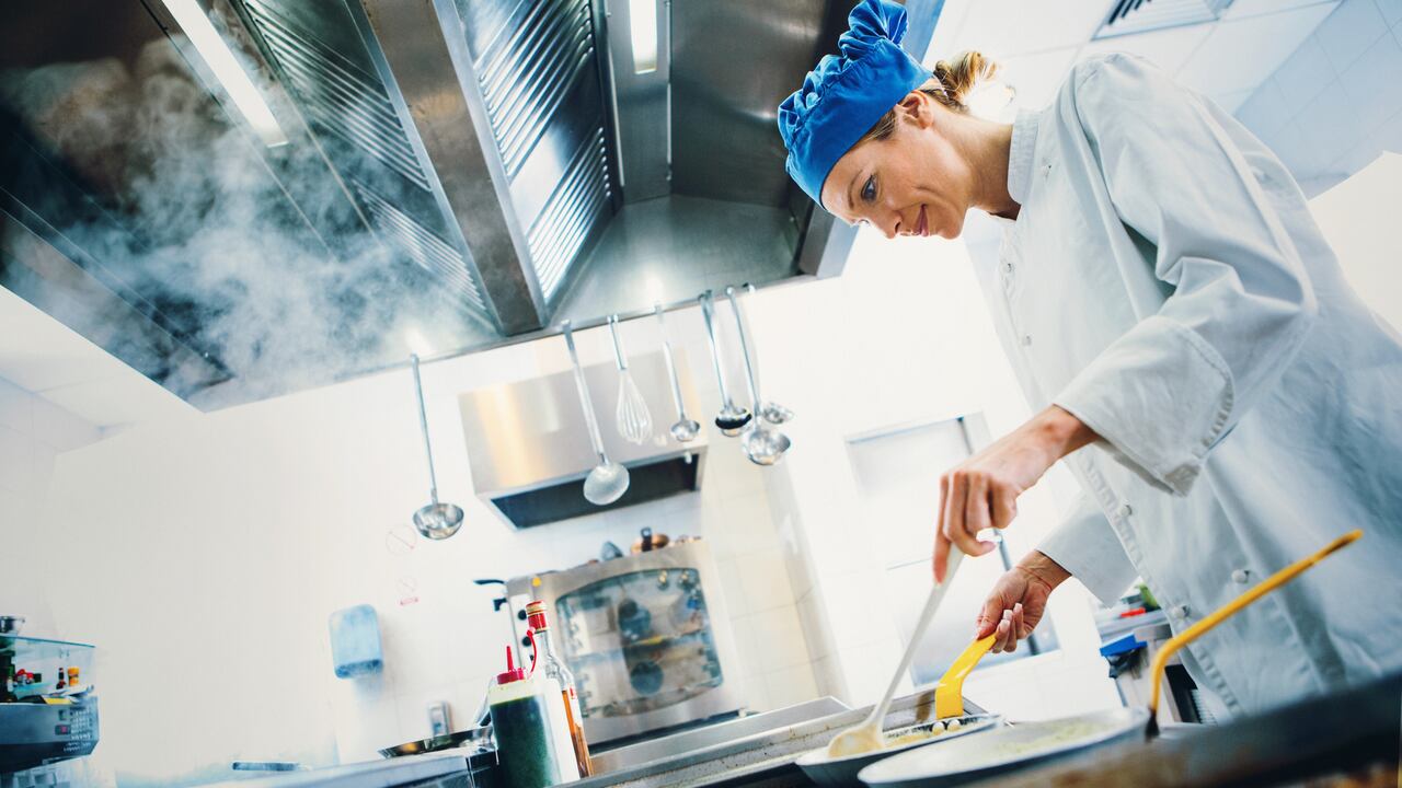 Las ollas tapadas sonservan mejor los ingredientes al cocinar los alimentos.