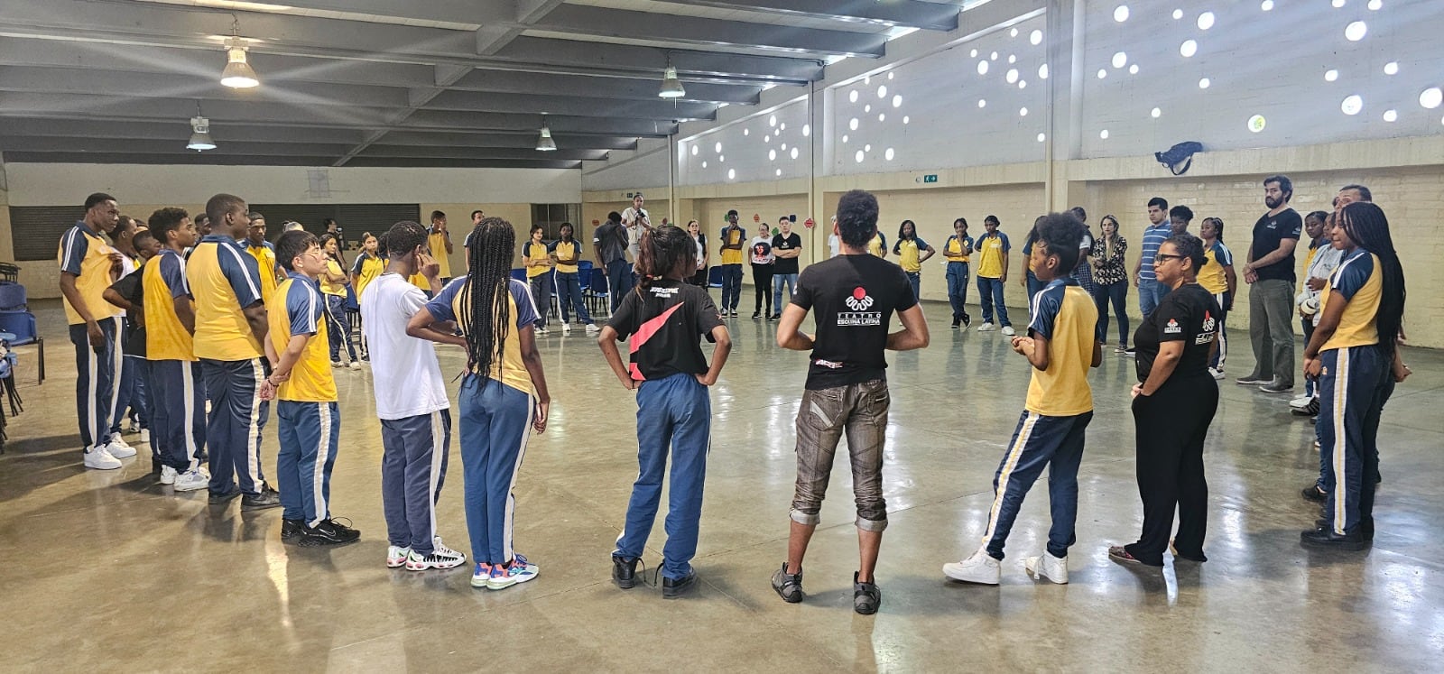 Estudiantes de la I.E. Nelson Garcés Vernaza participaron en una serie de talleres de género y formación artística en los que aprendieron la importancia del respeto entre hombres y mujeres, así como grupos poblaciones distintos.