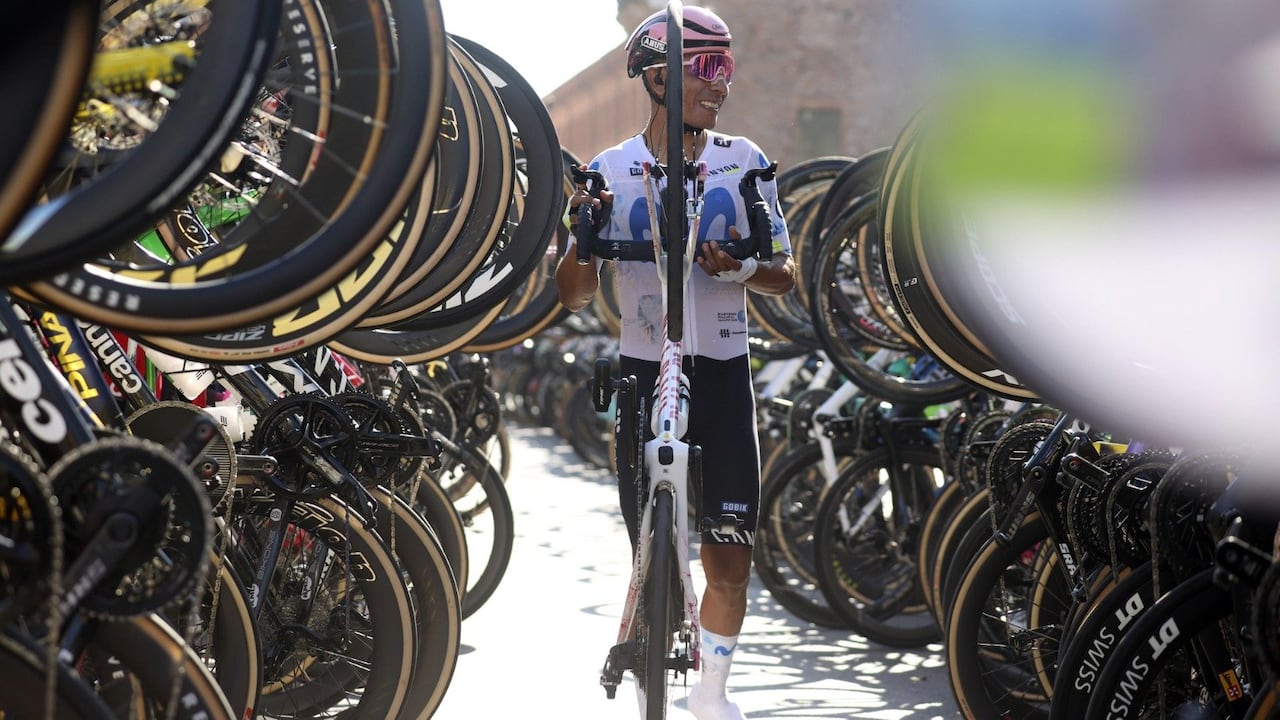 Nairo Quintana recibe el pasillo de honor en su última carrera como profesional.