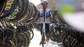 Nairo Quintana recibe el pasillo de honor en su última carrera como profesional.